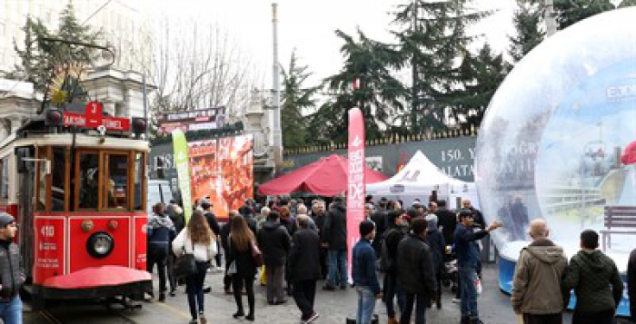 Büyükşehir’in Turizm Tırı Taksim’de