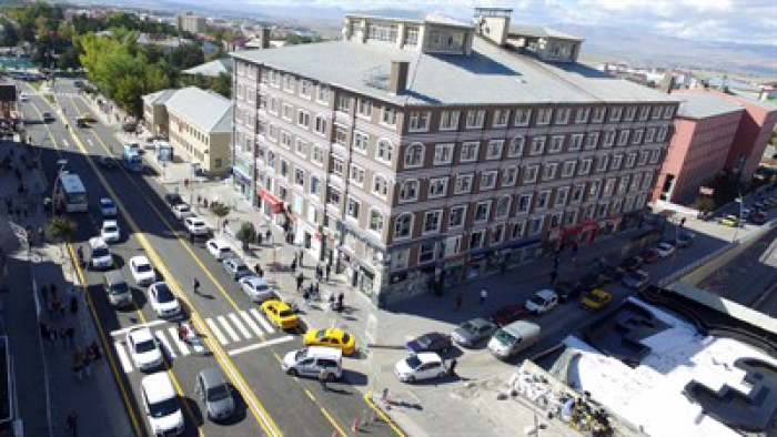 Büyükşehir kentin tarihi Cumhuriyet Caddesi’ni yeniliyor