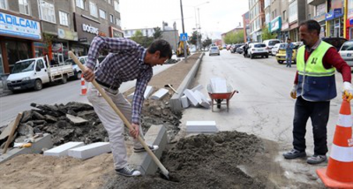 Büyükşehir orta refüjleri beton bordürlerle yeniliyor