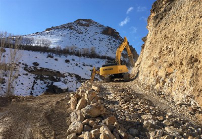 Büyükşehir yol yapmak için çetin arazi ve kışla savaşıyor