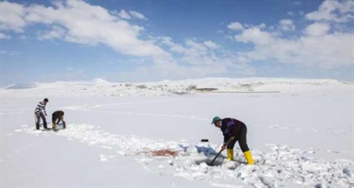 Buz kaplı gölde ‘Eskimo’ usulü balık avı