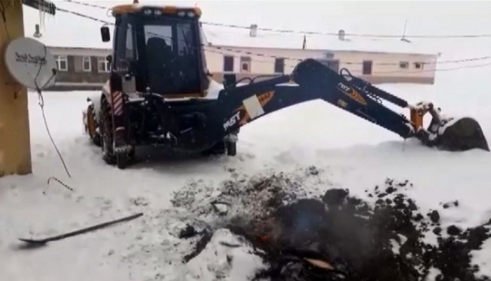 Buz tutan toprağı lastik yakarak kazdılar