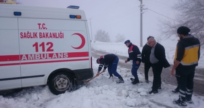 Buza saplanan ambulansı, jandarma kürekle kurtardı