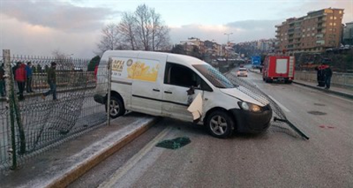 Buzlanan yolda otomobiller kaza yaptı