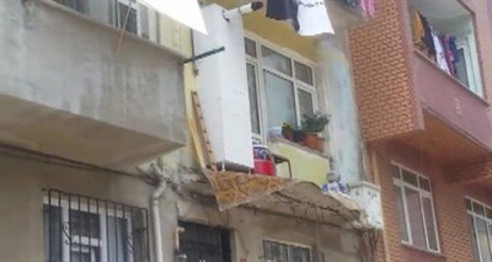 Çamaşır asarken balkon çöktü