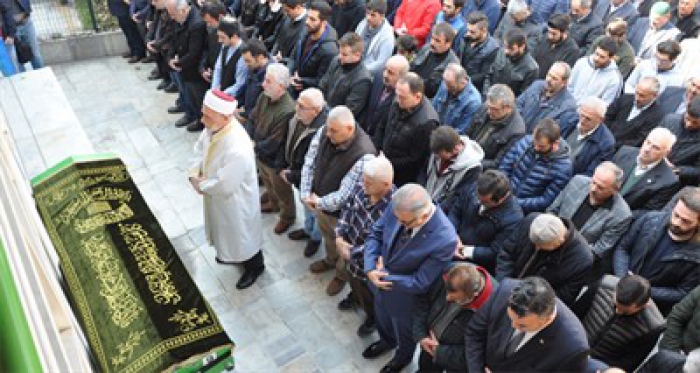 Cesedi kaybolmasın diye kendisini yatağa bağlamış! Batan gemide hayatını kaybeden usta gemici son yolculuğuna uğurlandı!