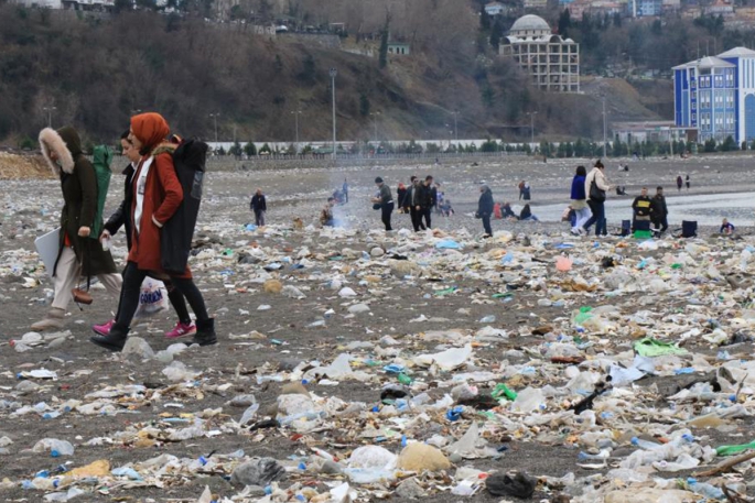 Çevre felaketinin ortasında piknik yaptılar