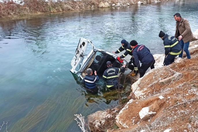 Ceyhan Nehri'ne düşen araçtaki 1 kişi öldü, 2 kişi ağır yaralandı