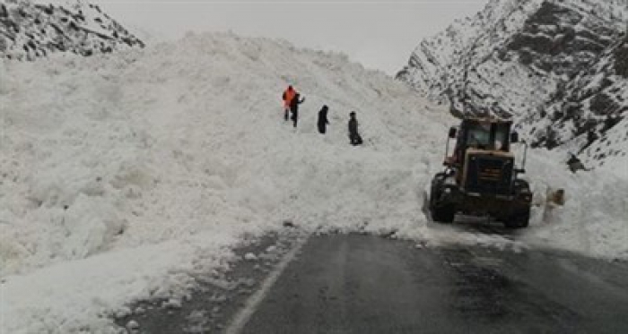 Çığ düştü karayolu kapandı!