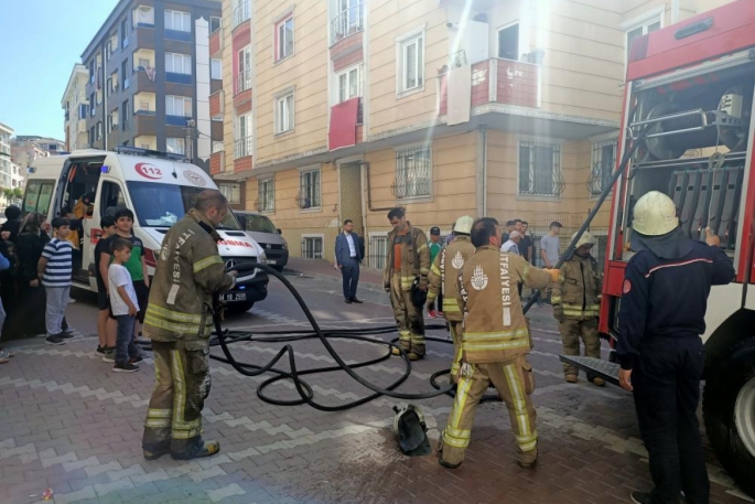 Çıkan yangında can pazarı: Binada mahsur kalanlar böyle kurtarıldı