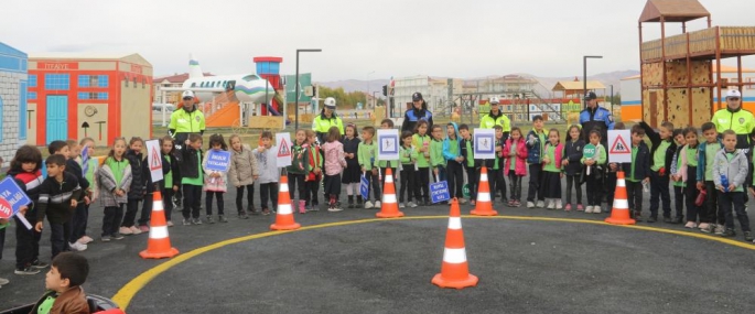 Çocuklar trafik kurallarını eğitim parkında uygulayarak öğreniyor