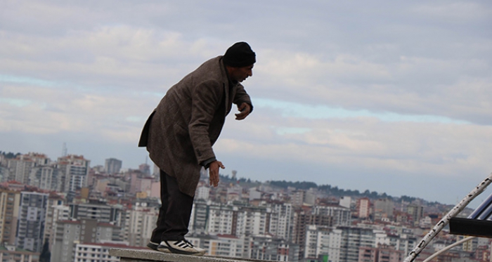 Çocuklarının kendisine verilmesi için yine çatıya çıktı