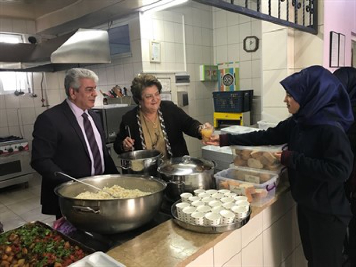 Çomaklı, kendi elleriyle un çorbası ve hoşaf dağıttı 