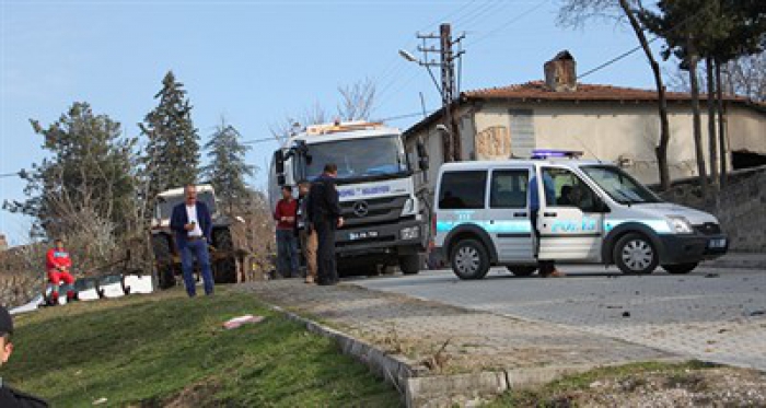 Çöp kamyonunda esrarengiz patlama: 2 yaralı