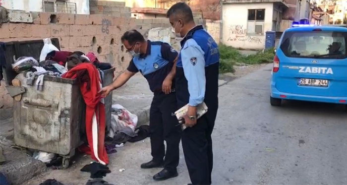 Çöpe atılan Türk bayrağını zabıta çıkardı