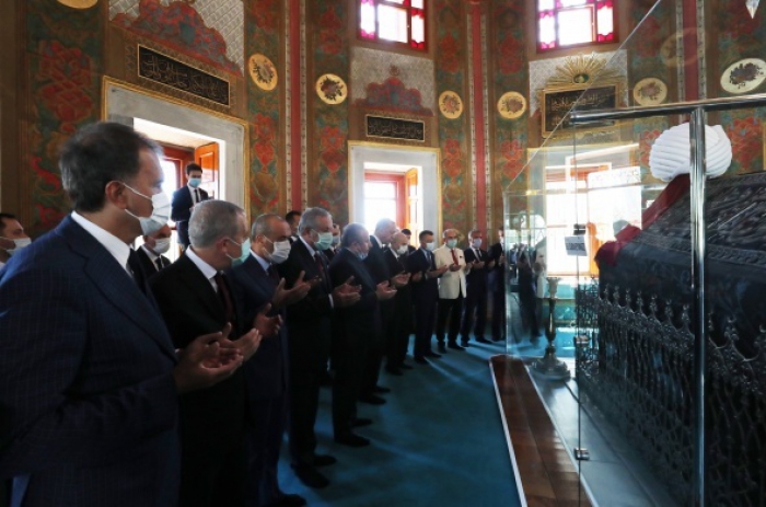 Cumhurbaşkanı Erdoğan ve Bahçeli, Fatih Sultan Mehmet Han’ın türbesini ziyaret etti