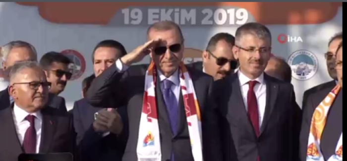 Cumhurbaşkanı Erdoğan ve protokol üyelerinden asker selamı