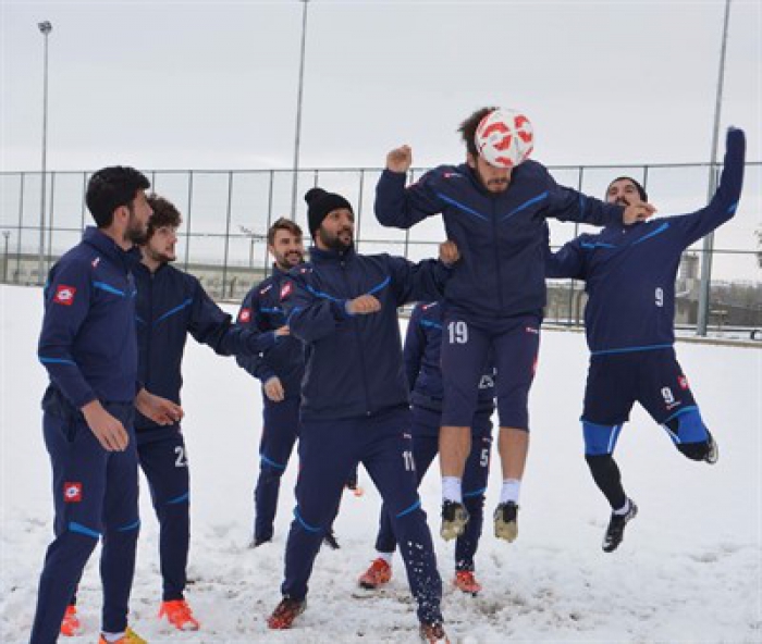 Dadaşlar, kartopu oynadı, karlı zeminde antrenman yaptı