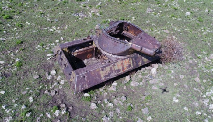 Dağ eteğindeki terk edilmiş tanklar görenleri hayrete düşürüyor