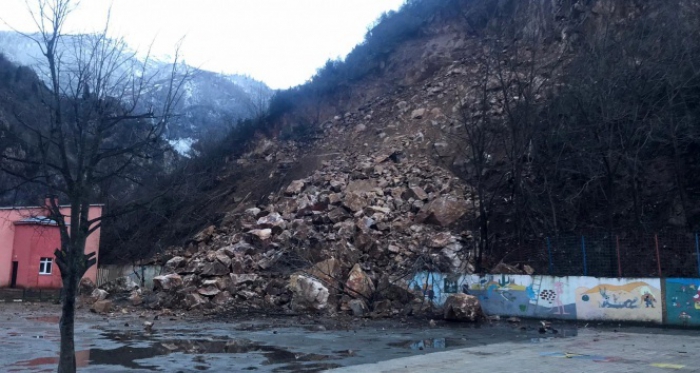 Dağdan kopan kayalar okulun bahçesine düştü