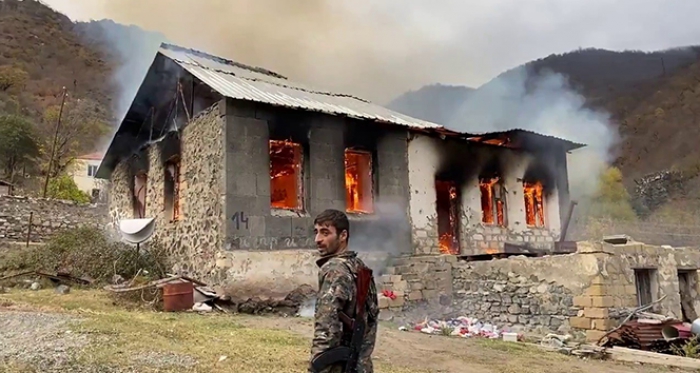 Dağlık Karabağ’da yenilgiyi hazmedemeyen Ermeniler Kelbecer’de evleri yaktı