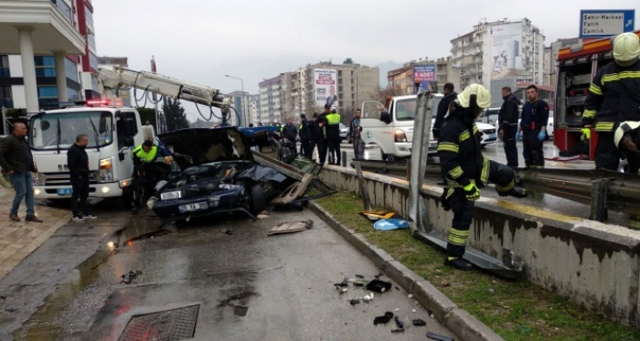 Demir bariyer, karnına saplandı Feci Kaza