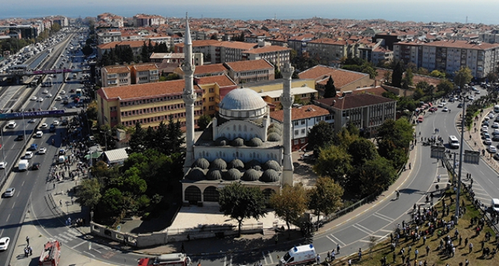 Depremde caminin minaresi yıkıldı