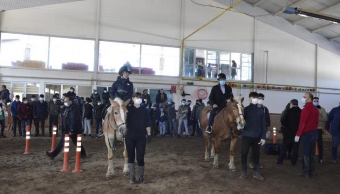 Devlet koruması altında bulunan Afgan çocuklara Atlı terapi