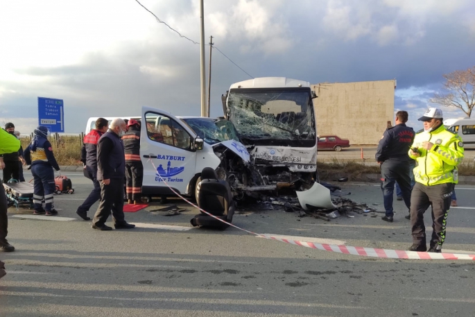 Dikkatsiz yola giren sürücü ortalığı birbirine kattı: 7 yaralı