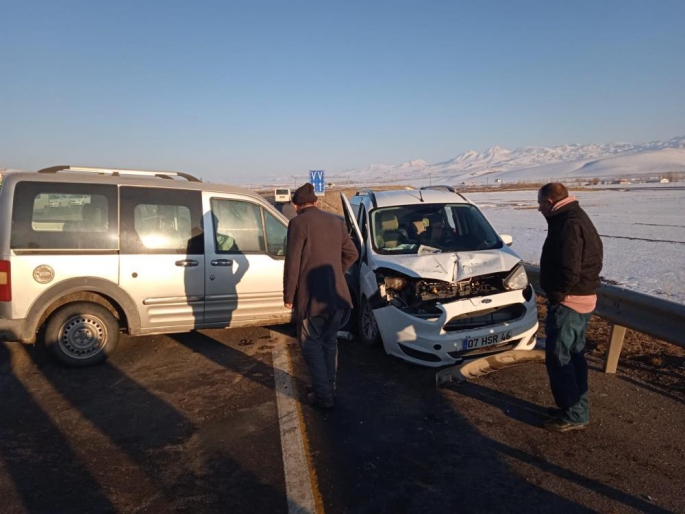 Direksiyon hakimiyetini kaybetti karşı şeritten gelen otomobile çarptı: 2 yaralı