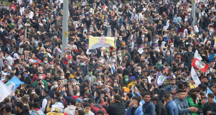 Diyarbakır’da Nevruz kutlamaları! Terör örgütünü simgeleyen paçavralar açıldı