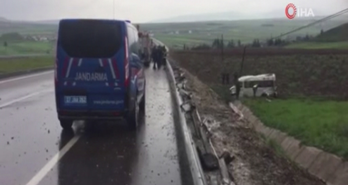 Dolu sebebiyle kayganlaşan yolda minibüs devrildi: 1 ölü, 15 yaralı