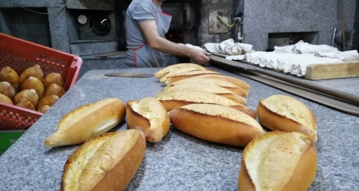 Ekmek satışına ‘korona’ önlemi: ‘Ekmeği elinizle değil, gözünüzle seçin’