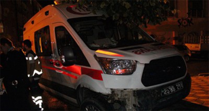 Elazığ’da ambulans ile otomobil çarpıştı: 2 yaralı