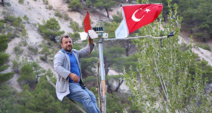 Elektriği doğadan kendisi üretti, Türk bayraklarını aydınlatmayı başardı