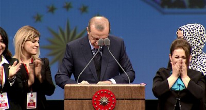 Erdoğan müjdeyi verdi, imzayı kürsüde attı