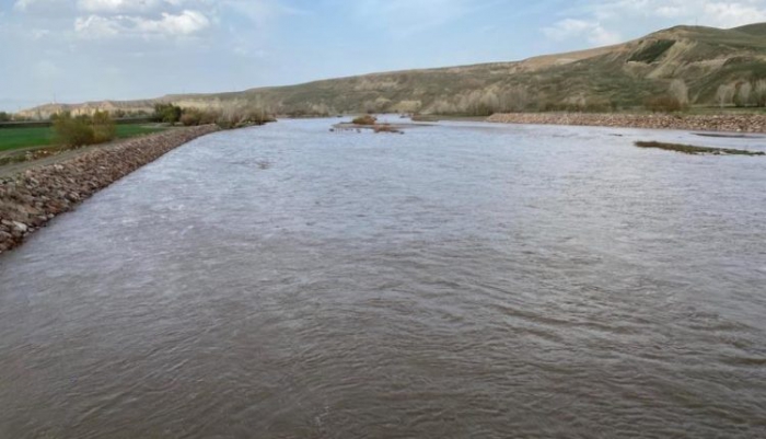 Eriyen karlar Aras Nehri’nde su seviyesini yükseltti, araziler su altında kaldı