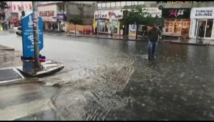 Erzurum, aniden bastıran yağmurla sele teslim oldu