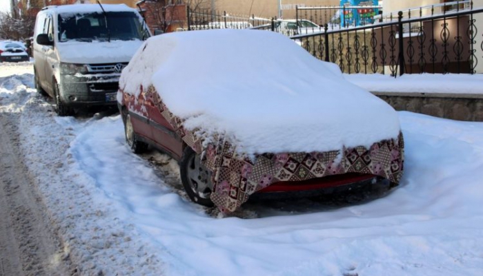 Erzurum buz tuttu, araçların yakıt depoları dondu