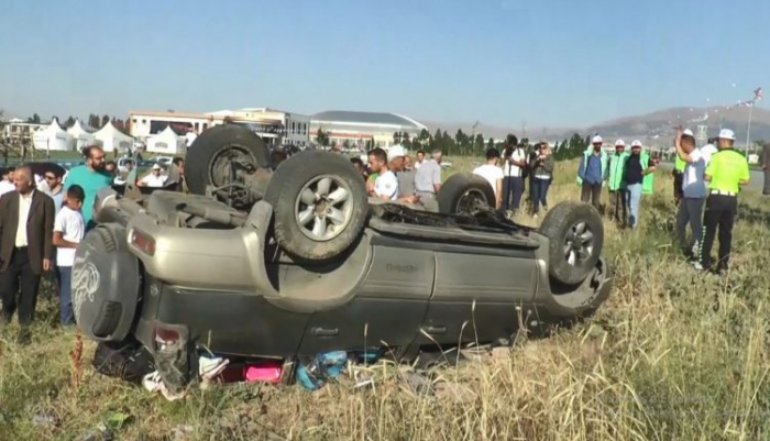 Erzurum’da 3 kez takla atan araçtan burnu bile kanamadan çıktı