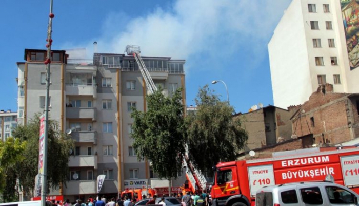 Erzurum’da 6 katlı binanın çatısı cayır cayır yandı