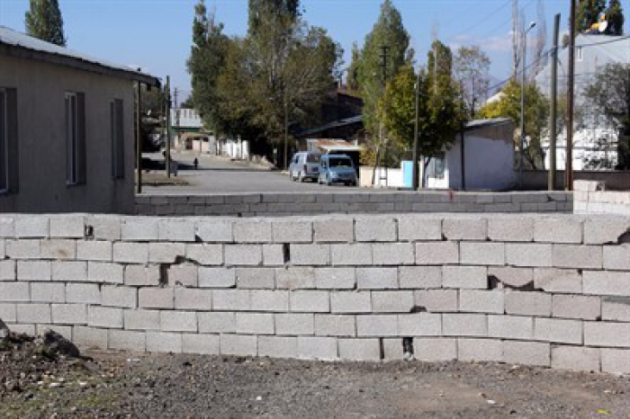 Erzurum'da 60 yıllık yola duvar çekti