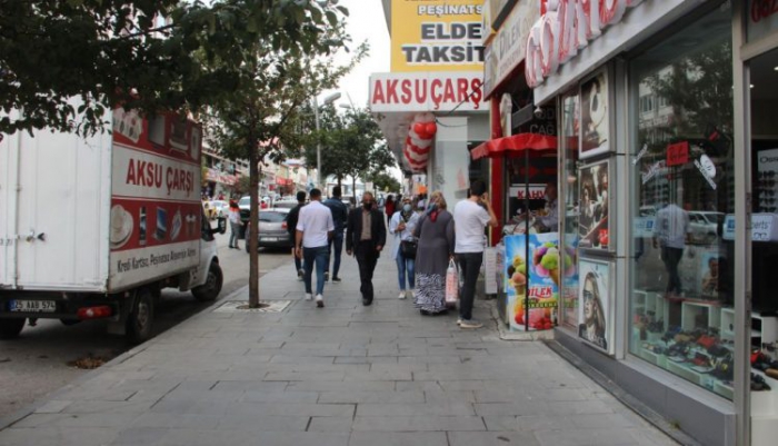 Erzurum’da 80 yaşındaki dede maske takmayan vatandaşlara tepki gösterdi