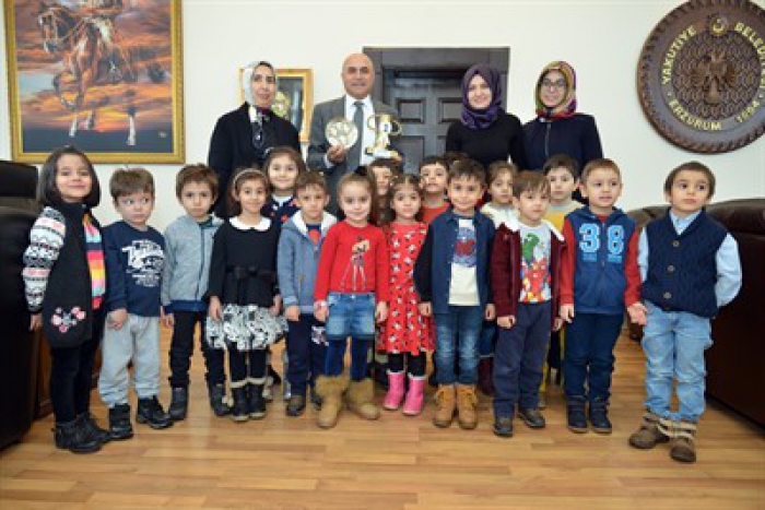 Erzurum'da  Anaokulu çocukları Korkut'u yılın başkanı seçti 