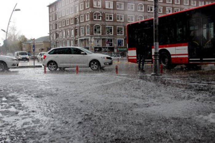 Erzurum’da aniden başlayan dolu hayatı adeta felç etti