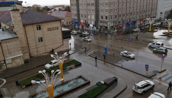 Erzurum’da aniden bastıran dolu yağışı vatandaşları hazırlıksız yakaladı