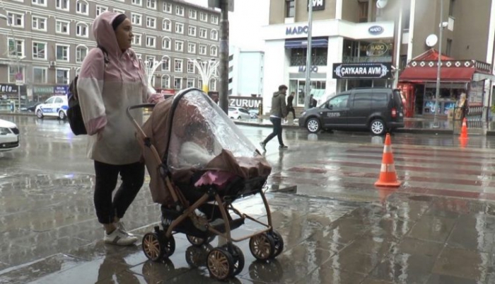 Erzurum’da aniden bastıran yağmur ve dolu hayatı olumsuz yönde etkiledi