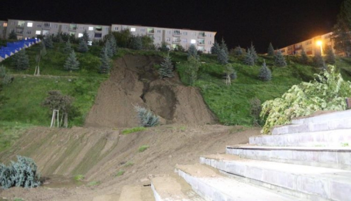 Erzurum’da:” Arıza sonrası biriken su parkta toprak kaymasına neden oldu