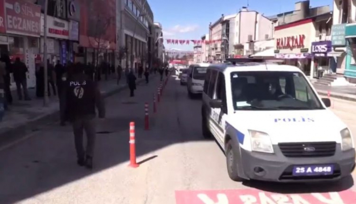 Erzurum’da banka ve market önlerinde uzun kuyruklar oluştu