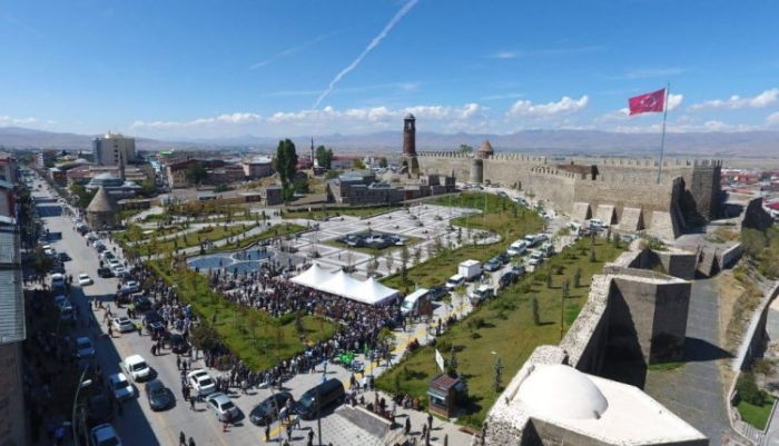 Erzurum’da binlerce vatandaşa aşure dağıtıldı